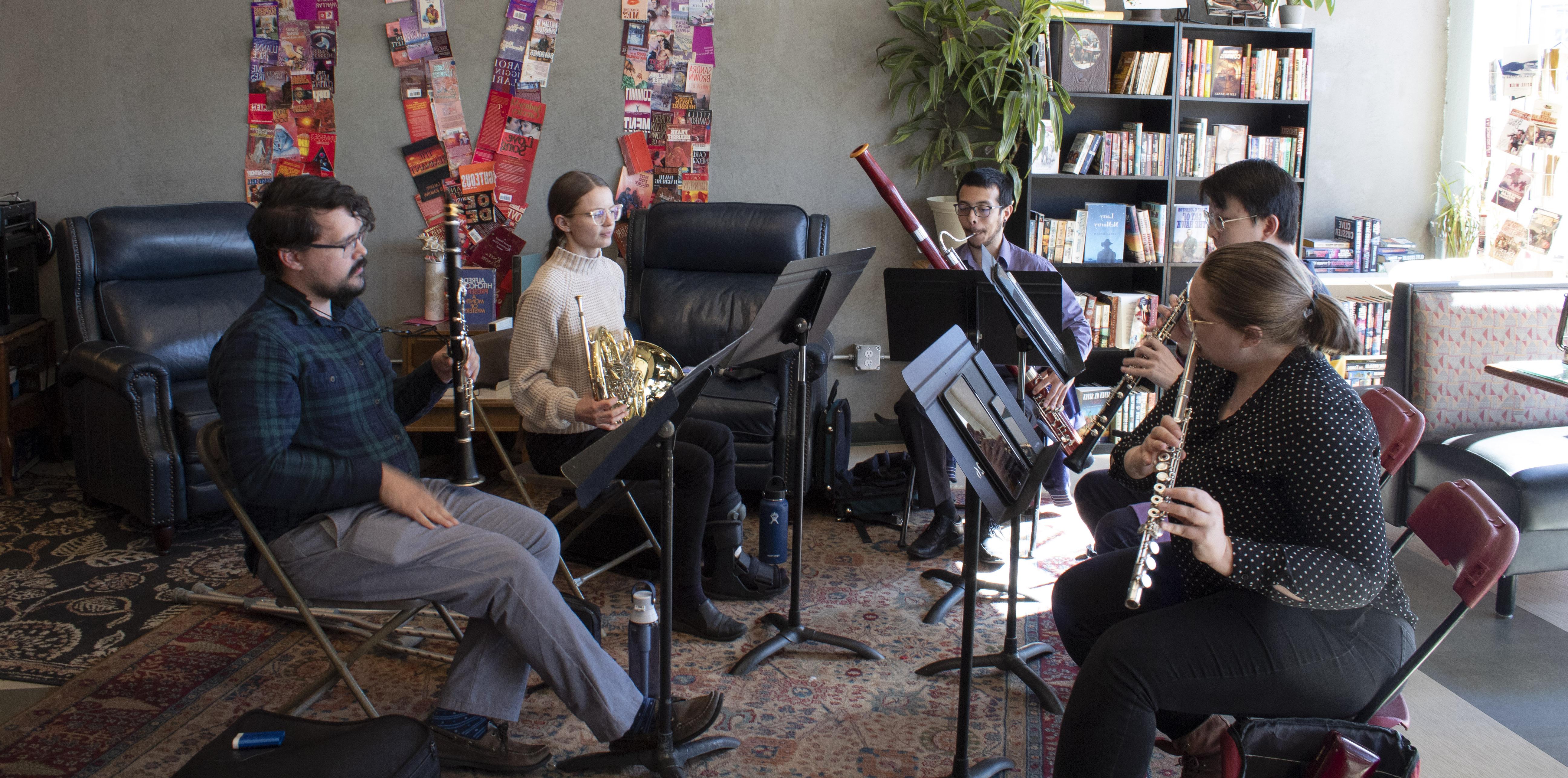 的 Bear Lake Woodwind Ensemble performing at the Midnight Oil 书店 in Downtown 格里利.